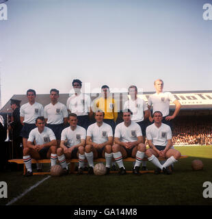 England Team Group Back Row: Paine, Milne, Norman, Banks, Charlton and Moore Front Row: Greaves, Eastham, Armfield, Smith and Wilson Stock Photo