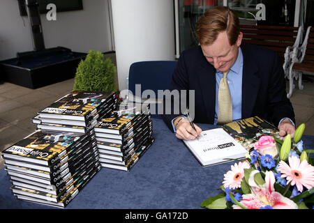 Horse Racing - Vodafone Ladies Day - Epsom Downs Racecourse. Lord Derby at the signing of his book, Ouija Board Stock Photo