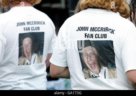 Horse Racing - Vodafone Ladies Day - Epsom Downs Racecourse. John McCririck fan club members Stock Photo