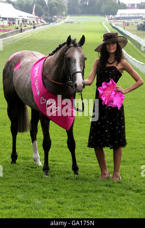 Horse Racing - Vodafone Ladies Day - Epsom Downs Racecourse Stock Photo