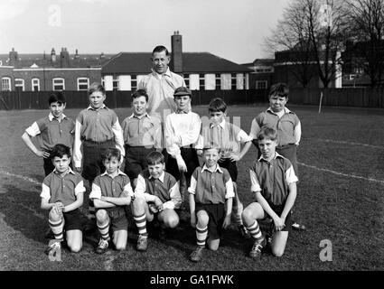 Referee Ken Aston, the only Englishman selected to referee in the 1962 World Cup Finals in Chile, with an under 11 schoolboy team - (Referee for the infamous Battle of Santiago between Chile and Italy) Stock Photo