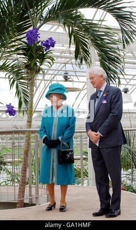 Queen vists RHS garden Stock Photo