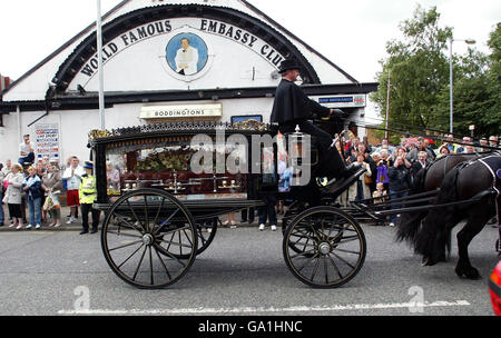 Bernard Manning's horse drawn hearse passes his world famous Embassy Club on Rochdale Road, Manchester, where crowds lined up to pay their last respects. Stock Photo