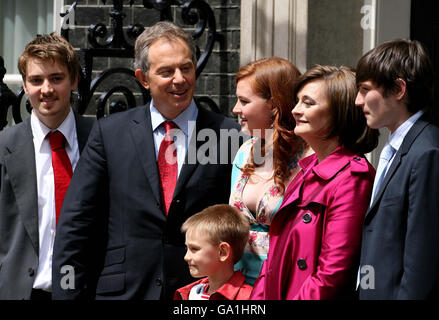Prime Minister Tony Blair accompanied by his family (left to right Euan, Kathryn, Cherie, Nicky. Front row: Leo pose on the steps of No.10 as leaves Downing Street, London. Stock Photo