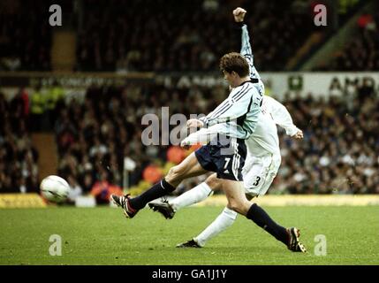 Leeds United's Ian Harte scores the equaliser despite the challenge of Tottenham Hotspur's Darren Anderton Stock Photo