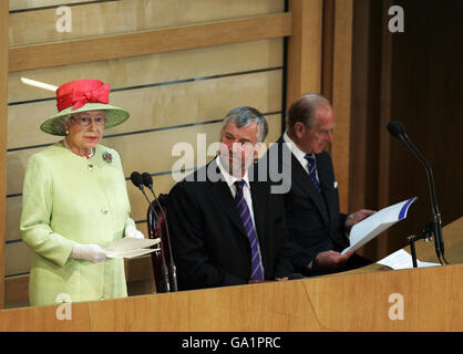 Britain's Queen Elizabeth II addresses the chamber during the ceremonial opening of the Scottish Parliament, in Edinburgh. Stock Photo