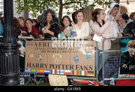 Harry Potter fans from around the world wait for the stars to arrive for the UK Premiere of Harry Potter And The Order Of The Phoenix at the Odeon Leicester Square, central London. Stock Photo