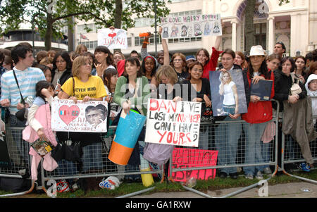 Harry Potter fans from around the world wait for the stars to arrive for the UK Premiere of Harry Potter And The Order Of The Phoenix at the Odeon Leicester Square, central London. Stock Photo