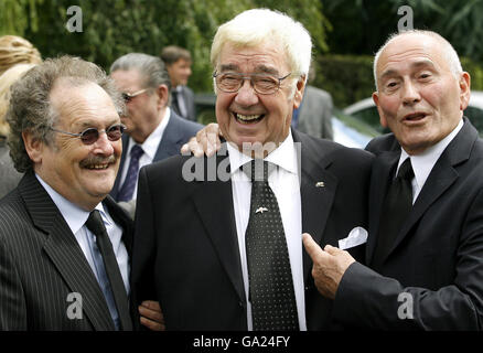 (left to right) Bobby Ball, Frank Carson and Tommy Cannon arrive for the funeral of Bernard Manning at Blackley Crematorium, Manchester. . Stock Photo