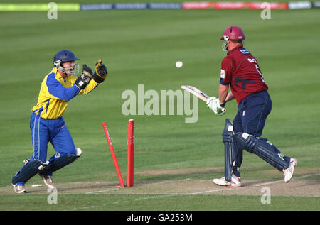 Cricket - Twenty20 Cup - Midlands/Wales/West Division - Warwickshire Bears v Northamptonshire Steelbacks -Edgbaston Stock Photo