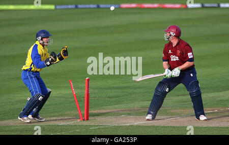 Cricket - Twenty20 Cup - Midlands/Wales/West Division - Warwickshire Bears v Northamptonshire Steelbacks -Edgbaston Stock Photo