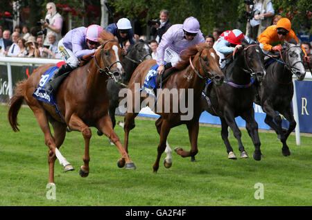 Sakhees Secret [1st left] and Jockey Steve Drowne win the Darley July Cup alongside Dutch Art and Jockey Jimmy Fortune at the July Course, Newmarket Racecourse, Newmarket Suffolk. PRESS ASSOCIATION Photo. Picture date Friday July 13 2007. Photo credit should read Chris Radburn/PA Wire. Stock Photo