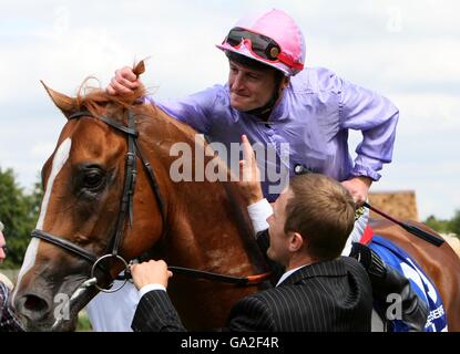 Sakhees Secret and Jockey Steve Drowne celebrate winning the Darley July Cup at the July Course, Newmarket Racecourse, Newmarket Suffolk. PRESS ASSOCIATION Photo. Picture date Friday July 13 2007. Photo credit should read Chris Radburn/PA Wire. Stock Photo