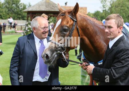 Sakhees Secret and Jockey Steve Drowne celebrate winning the Darley July Cup at the July Course, Newmarket Racecourse, Newmarket Suffolk. PRESS ASSOCIATION Photo. Picture date Friday July 13 2007. Photo credit should read Chris Radburn/PA Wire. Stock Photo