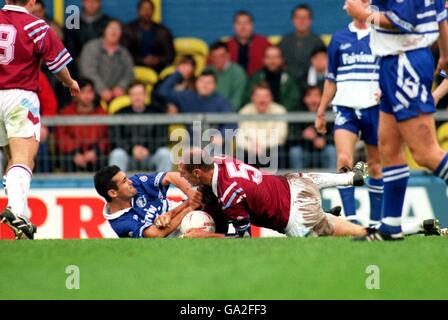 FOOTBALL. MALCOLM ALLEN MILLWALL AND ALVIN MARTIN WEST HAM UNITED HAVE A FIGHT Stock Photo