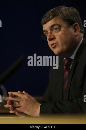 Deputy Assistant Commissioner Peter Clarke, head of Scotland Yard's counter-terrorism command, during a press conference at New Scotland Yard regarding the car bomb discovered at Haymarket, central London, in the early hours of 29/06/2007. Stock Photo