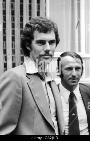 (L-R) Australia's Greg Chappell and Doug Walters outside their Kensington hotel Stock Photo