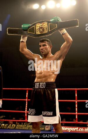 Boxing - WBF World Super Middleweight Title - Robin Reid v Jorge Sclarlandi. Robin Reid raises his belt for the crowd Stock Photo