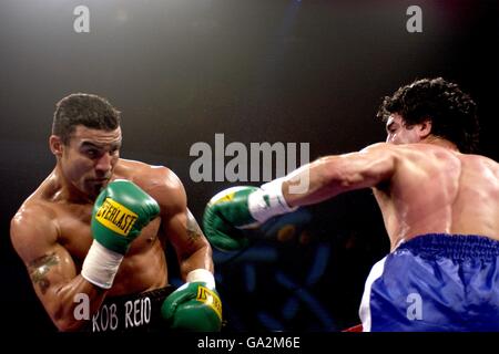 Boxing - WBF World Super Middleweight Title - Robin Reid v Jorge Sclarlandi. Jorge Sclarlandi throws a punch at Robin Reid Stock Photo