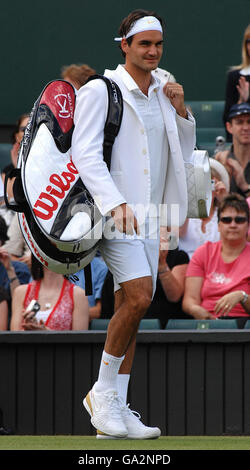 Switzerland's Roger Federer walks out on Centre Court ahead of his man's semi-final match against France's Richard Gasquet during The All England Lawn Tennis Championship at Wimbledon. Stock Photo