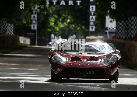 Goodwood, Chichester, West Sussex, UK. 25 June, 2016. A Ford GT40 drives up the hill at the 2016 Goodwood Festival of Speed