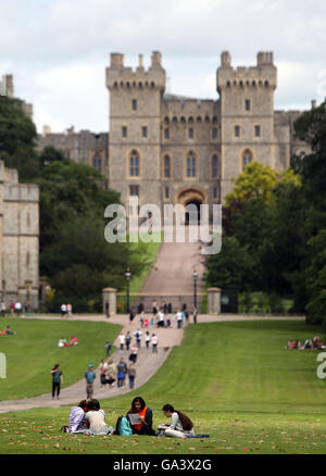 People enjoy the mild weather on the Long Walk up to Windsor Castle, Berkshire. Stock Photo