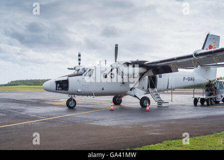 turboprop twin otter airplane engine spinning propeller Stock Photo - Alamy