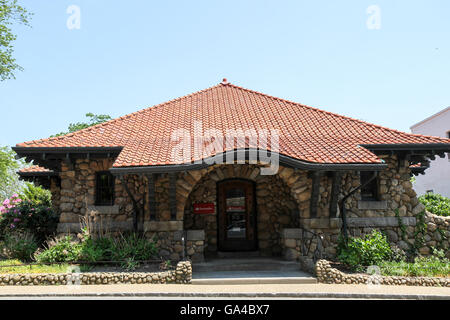 A stone building built in 1905 which now houses a Santander Bank branch in Vineyard Haven, Martha's Vineyard, Massachusetts Stock Photo