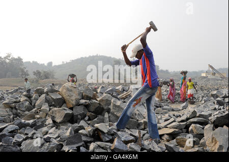 INDIA Westbengal, worker crush granite to gravel in stone quarry near Bankura Stock Photo