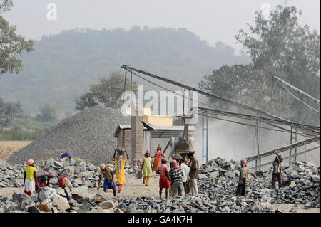 INDIA Westbengal, worker in stone quarry near Bankura, stone crashing machine Stock Photo