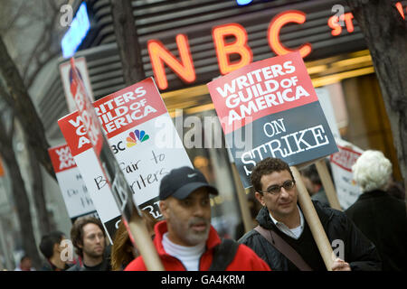 Writers' Guild of America members picket outside NBC Studios at the Rockefeller Center, New York City, USA, 7 January 2008. Stock Photo