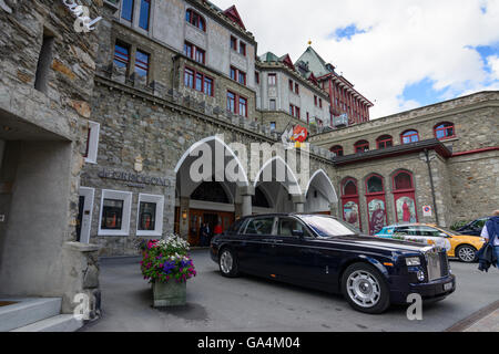 St. Moritz (San Murezzan, San Maurizio) car Rolls-Royce in front of Badrutt’s Palace Hotel Switzerland Graubünden, Grisons Obere Stock Photo