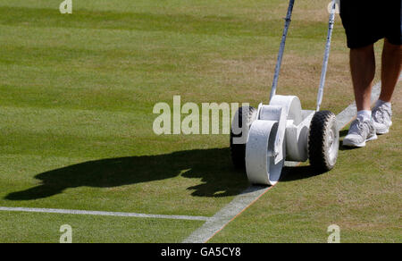 Wimbledon, London, UK. 3rd July, 2016.  Court Preperation The Wimbledon Championships 2016 The Wimbledon Championships 2016 The All England Tennis Club, Wimbledon, London, England 03 July 2016 The All England Tennis Club, Wimbledon, London, England 2016 Credit:  Allstar Picture Library/Alamy Live News Stock Photo