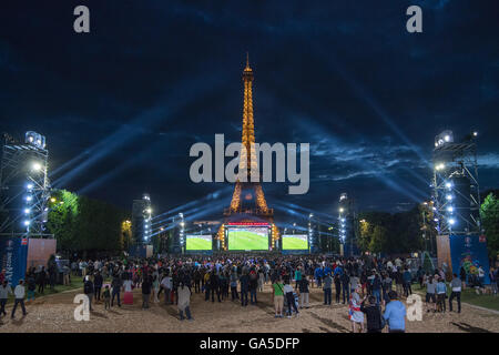 Paris, Frabce, 2nd July, 2016. A crowd of football fans watching the live broadcast of the quarter final match between Germany and Italy (venue Bordeaux) in front of the Eiffel tower in Paris, France 02 July 2016. The game is presented on a 432 square metre screen. Germany won against Italy with 6:5 score from penalties. Credit:  dpa picture alliance/Alamy Live News Stock Photo