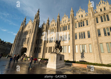 Marischal College, Aberdeen City Council headquarters and statue of Robert the Bruce, Aberdeen, Scotland, UK