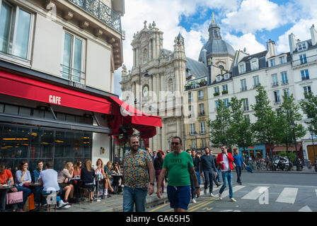 Paris, France, Busy Street Scenes, in the Marais DIstrict, People Sharing Drinks on French Cafe Terrace with Saint Paul Church, holiday, centre paris Stock Photo