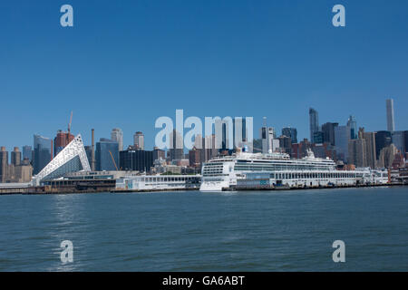 New York, New York City, Manhattan. Norwegian Cruise Line ship, Norwegian Gem, docked near Pier 88. Stock Photo