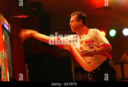 Mervyn King from Great Britain in action in the final of the Embassy World Darts Championship Stock Photo