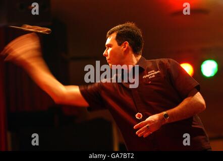 Australia's Tony David in action in the final of the Embassy World Darts Final Stock Photo