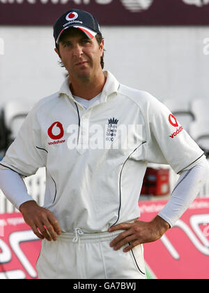 Cricket - npower Third Test - England v India - Day Five - The Brit Oval. England captain Michael Vaughan shows his dejection during the fifth day of theThird npower Test match at The Brit Oval, Kennington, London. Stock Photo