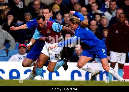 West Ham United's Paolo Di Canio comes away from Chelsea's John Terry and Emmanuel Petit Stock Photo