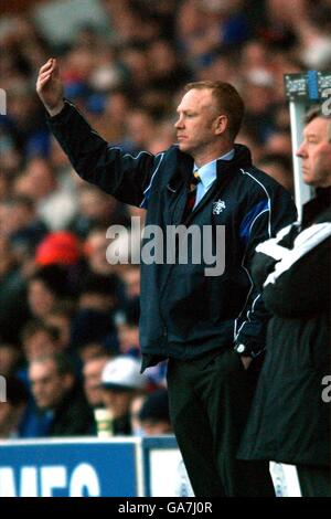 Scottish Soccer - Bank Of Scotland Premier League - Rangers v Dundee. Rangers' manager Alex McLeish gestures to his players Stock Photo