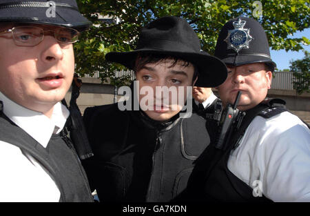 Pete Doherty outside court - London Stock Photo