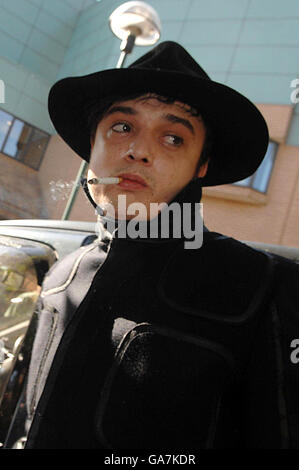 Pete Doherty outside court - London Stock Photo