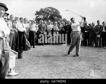 Golf - British Walker Cup Team v Professionals. Henry Cotton tees off, watched by a large gallery Stock Photo