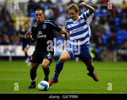 Soccer - Barclays Premier League - Reading v Everton - Madejski Stadium. Everton's Leon Osman (left) and Reading's Kevin Doyle in action during the Barclays Premier League match at the Madejski Stadium, Reading. Stock Photo