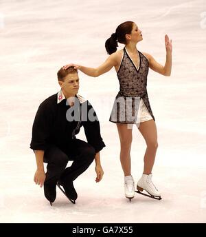 Winter Olympics - Salt Lake City 2002 - Figure Skating - Pairs Short Programme. Jamie Sale and partner David Pelletier on their way to second position in the pairs short programme Stock Photo