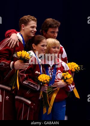 l-r; Canada's Jamie Sale and partner David Pelletier with their Gold medal's along with Russia's Elena Berezhnaya and partner Anton Sikharulidze (the original winners of the pairs competition) who also hold their gold medal's Stock Photo