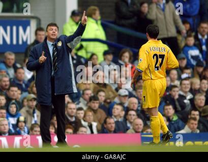 Soccer - FA Barclaycard Premiership - Everton v Leeds United. David O'Leary the Leeds United manager gives out instructions to forward Robbie Fowler during the game against Everton Stock Photo