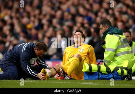 Soccer - FA Barclaycard Premiership - Everton v Leeds United. Leeds United's Harry Kewell receives treatment on his injured right leg during the first half against Everton Stock Photo